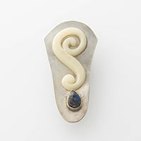 Pin „Luminophor“ – Silber, Mondstein, Phosphoreszierendes Ornament