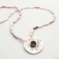 Langer Halsschmuck – Gold, Silber, Amethyst, Süßwasserzuchtperlen
